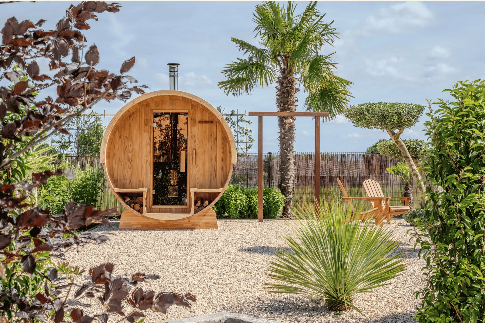 Houtgestookte barrelsauna in een tuin in Hierden